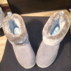 NWOT- UGG BOOTS